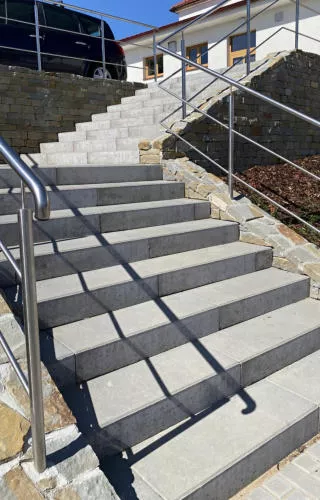 AZ BETON Schodišťový stupeň 900x340x150mm, šedá_3