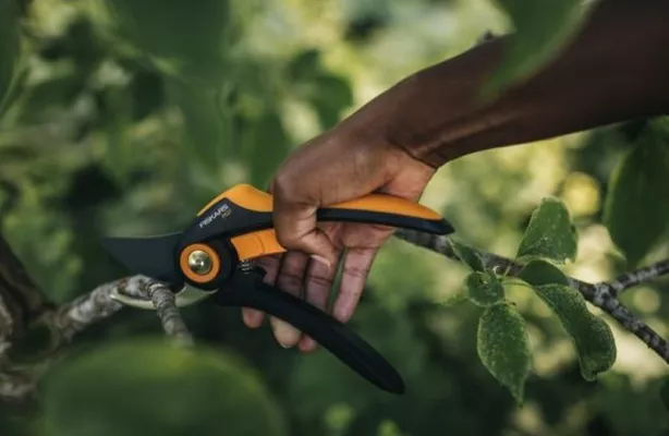 FISKARS Nůžky PLUS ruční dvousečné 1057167_5